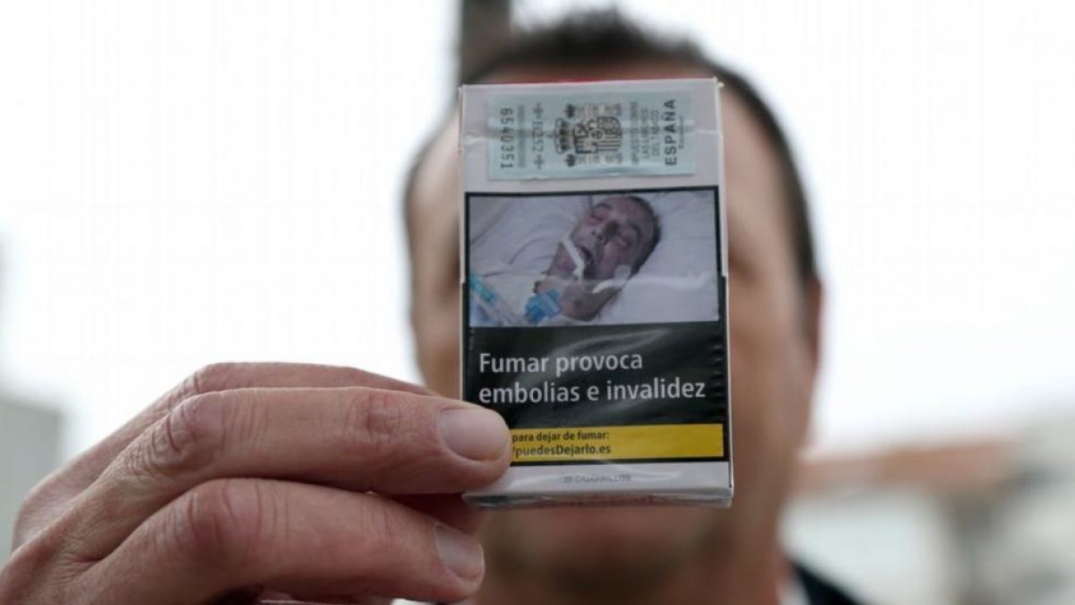 El gallego que denuncia que se usa sin su permiso una foto suya intubado para ilustrar los paquetes de tabaco.