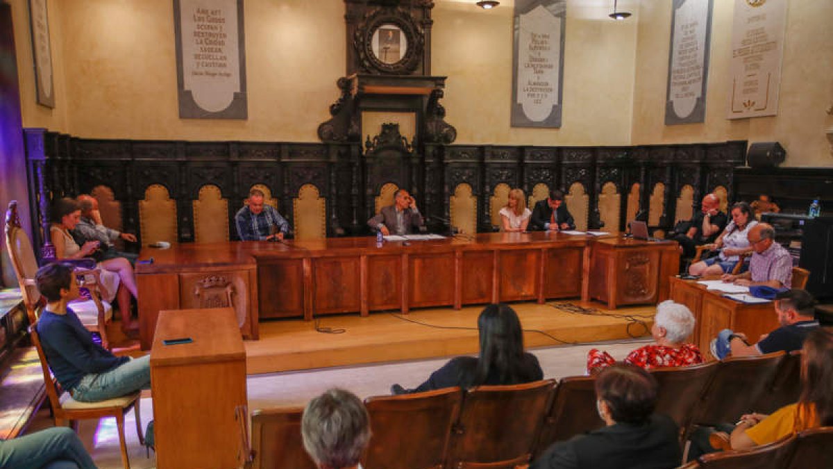 Un momento del Pleno celebrado ayer en Astorga. MIGUEL F.B.