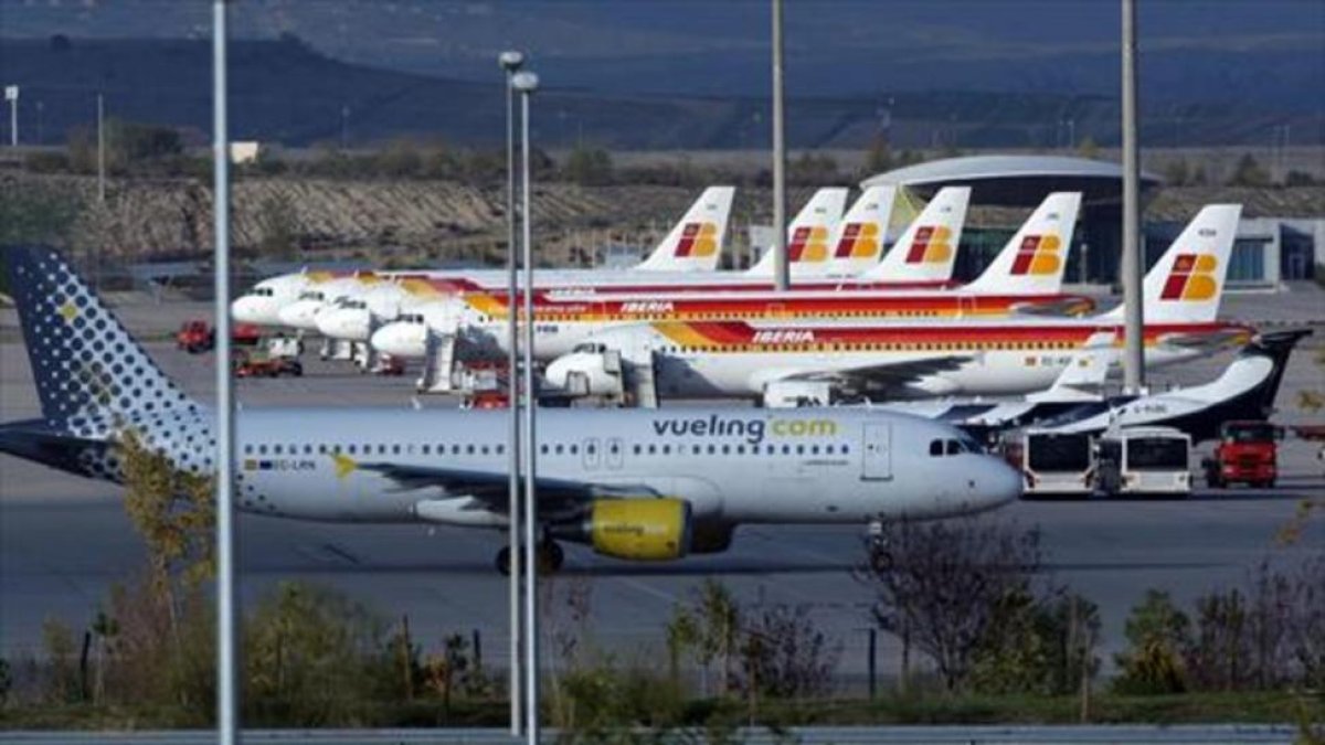 Aviones de Iberia y Vueling en Barajas en noviembre.