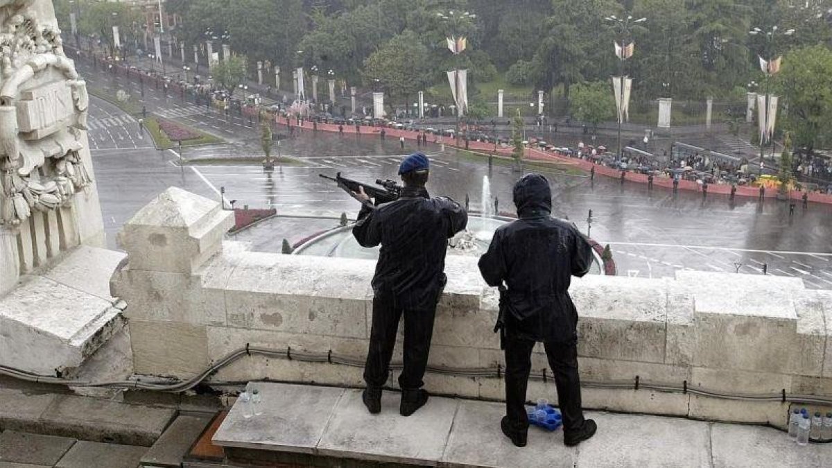 Dos tiradores de élite de los Geos en Madrid.