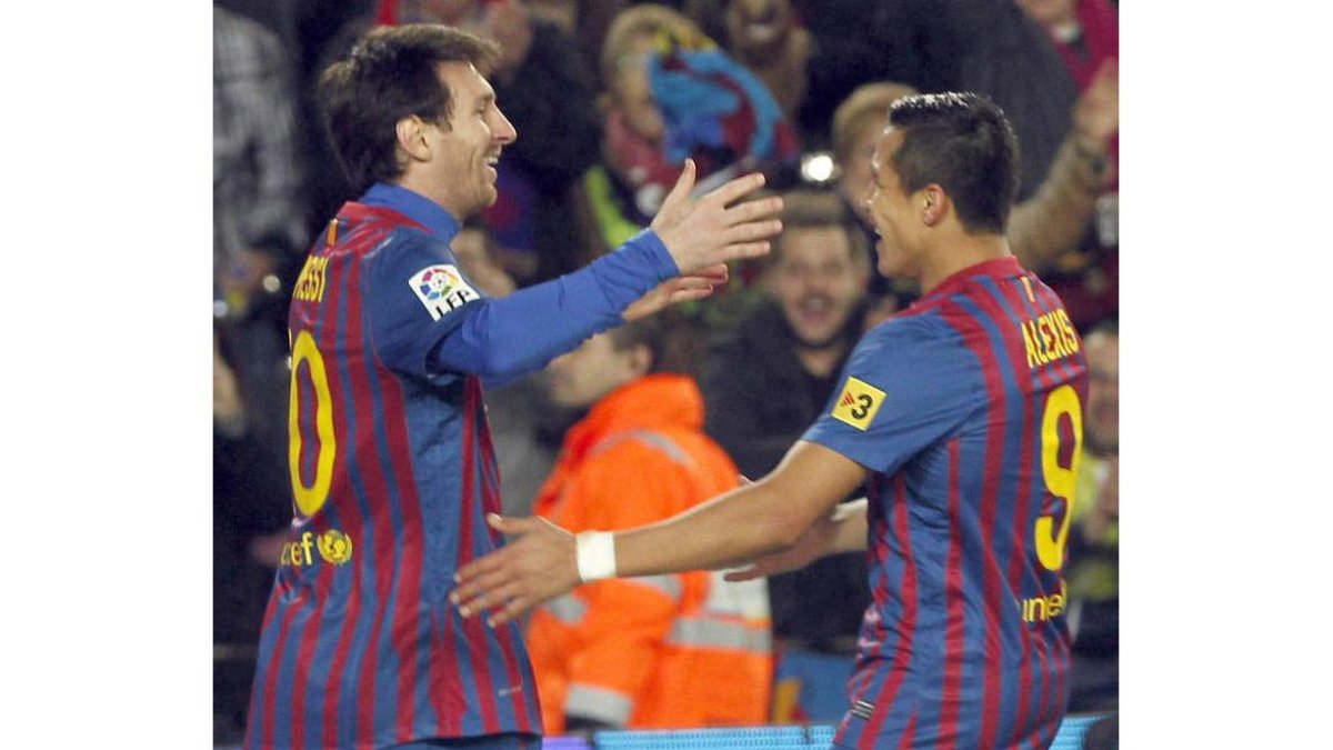 Messi celebra con Alexis el segundo gol del chileno.