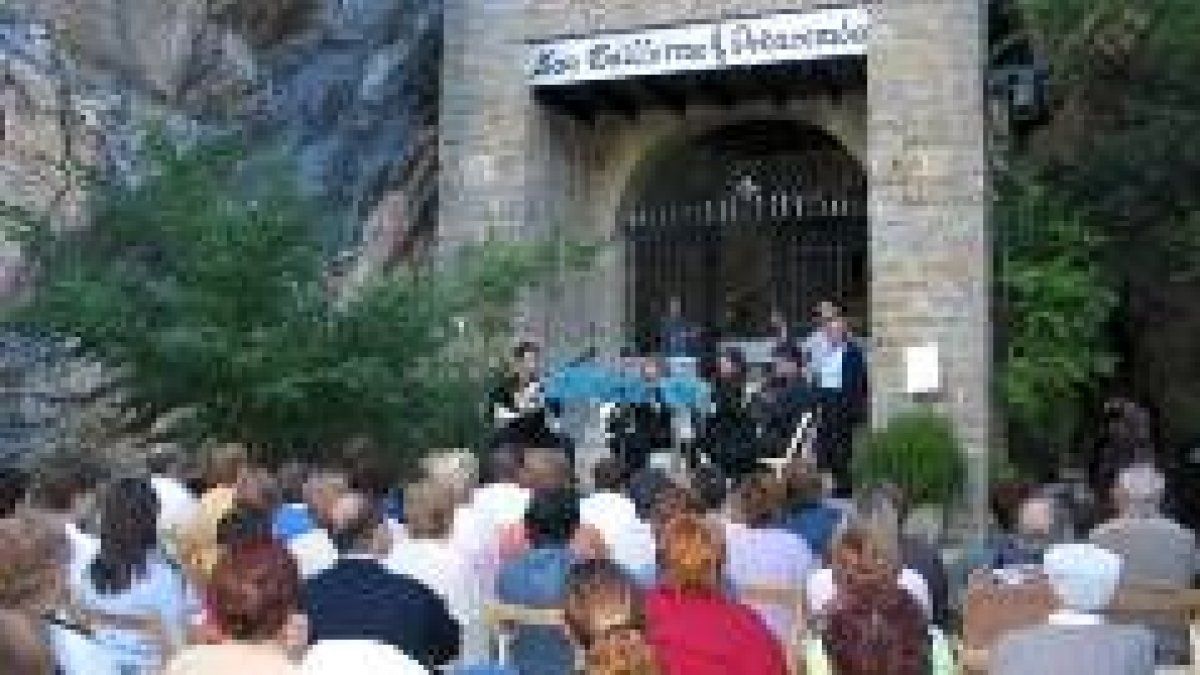 El público disfrutó del paraje de la ermita de San Guillermo y del concierto de trompas