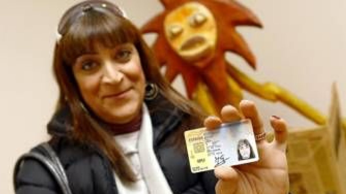 Jana Quintanilla muestra orgullosa el Documentos Nacional de Identidad  que le reconoce su reasignac