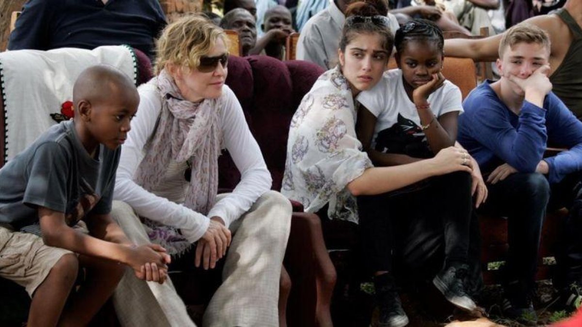 Madonna, con sus cuatro hijos, en una escuela de Malawi, durante una visita en 2013.
