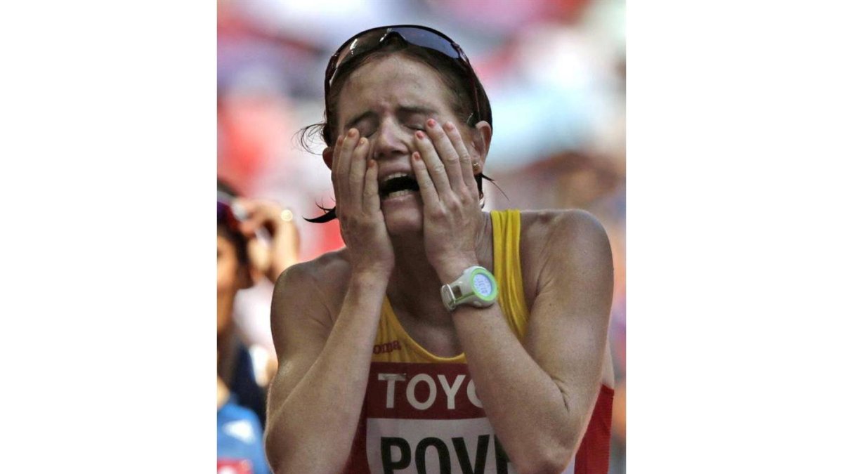 La española Maria Jose Poves llega en décimo lugar en la prueba de los 20km marcha.