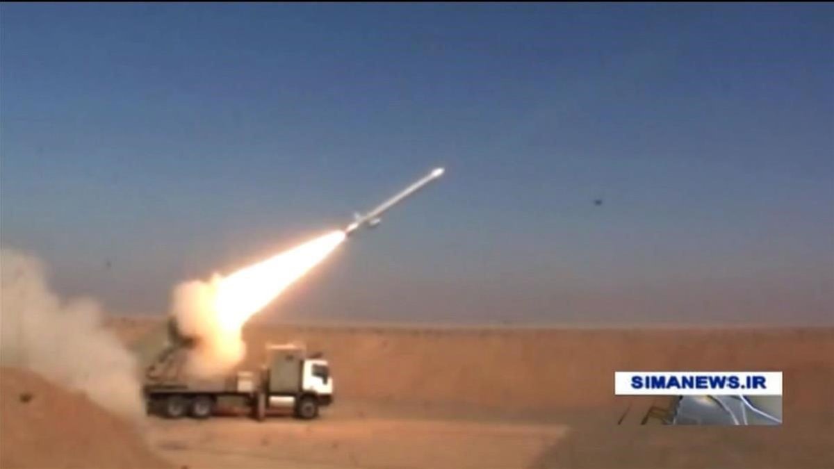 Imagen captada de la televisión iraní que muestra el lanzamiento del misil Hoveize.