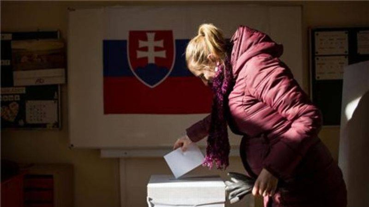 Una mujer deposita su voto en una urna en Bratislava.