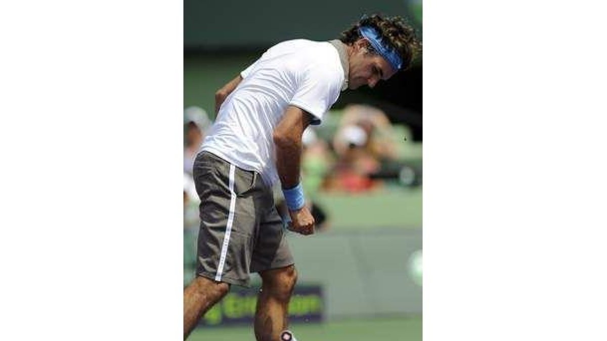 Federer estrella su raqueta contra el suelo tras fallar un golpe
