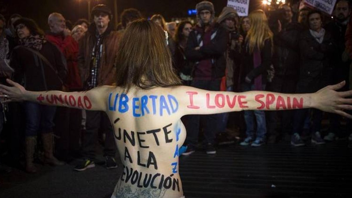 Una joven durante la manifestación "Rodea el Congreso" convocada por la Coordinadora 25S, hoy en las inmediaciones de la Cámara Baja, en protesta por el anteproyecto de ley de Seguridad Ciudadana.