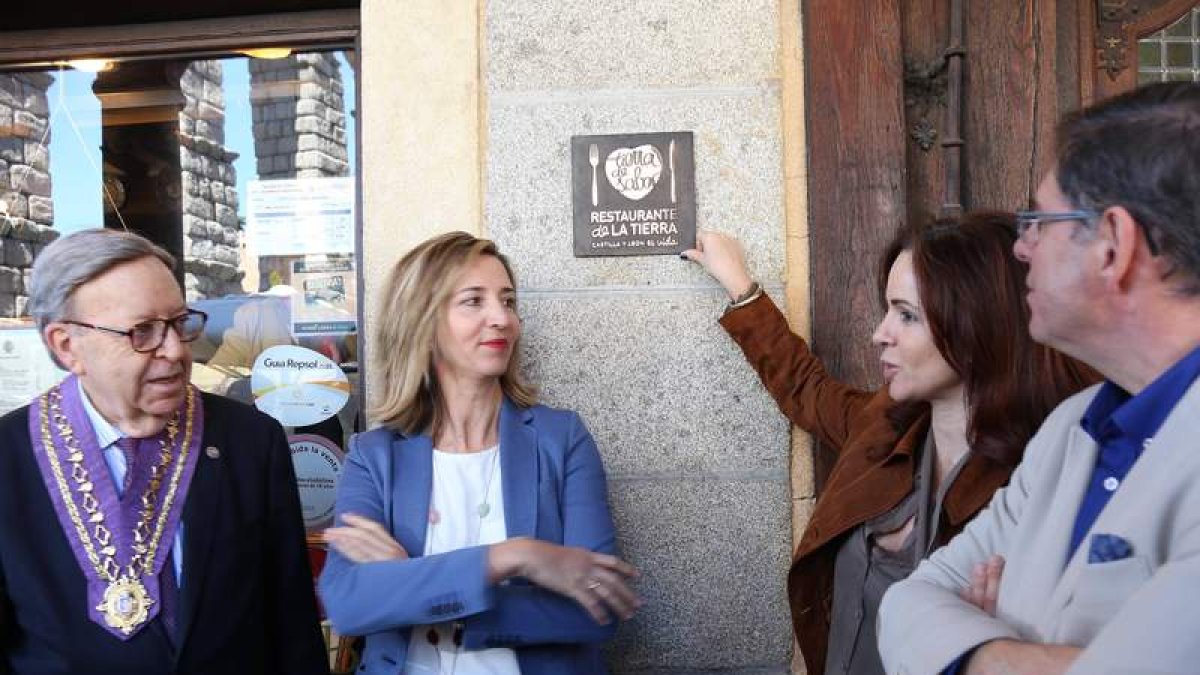 Silvia Clemente y Alicia García, con Julián Duque y Alberto Cándido, ayer, en Segovia.