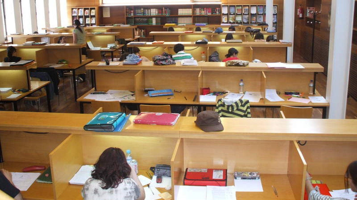 Alumnos estudiando en la biblioteca de la Facultad de Filosofía y Letras. DL