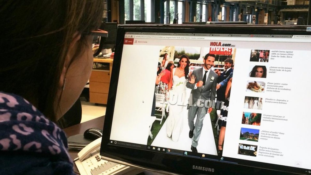 Una lectora mira la foto exclusiva de la revista '¡Hola!' de la boda de Eva Longoria y Pepe Bastón, este sábado en Valle de Bravo (México).