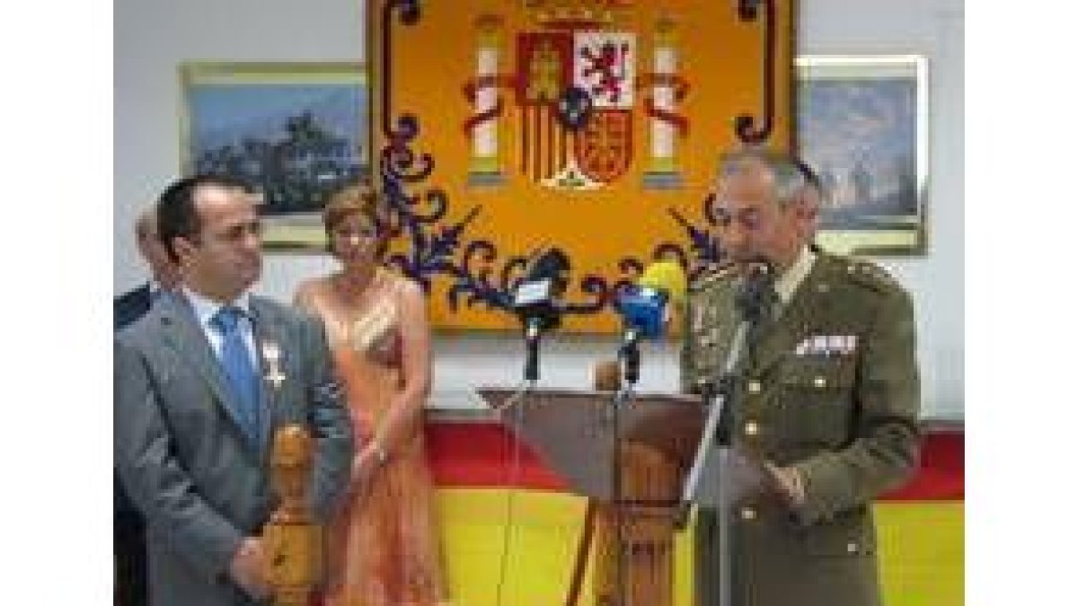 Florencio Carrera, a la izquierda, durante el acto de entrega