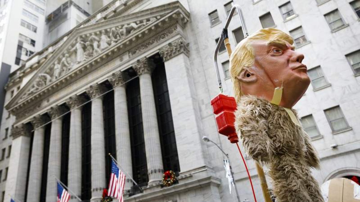 Un muñeco caricaturesco alusivo a Trump, durante una protesta contra la reforma fiscal. JUSTIN LANE