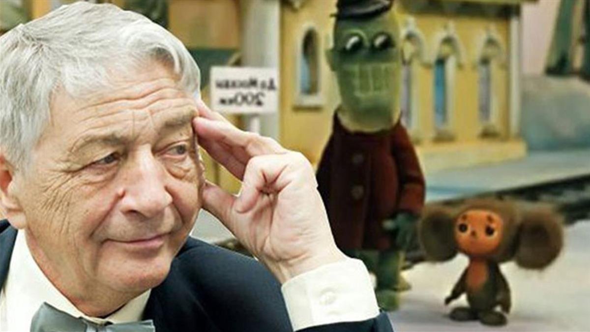 Eduard Uspenski posando en una foto con sus personajes Guena y Cheburashka.