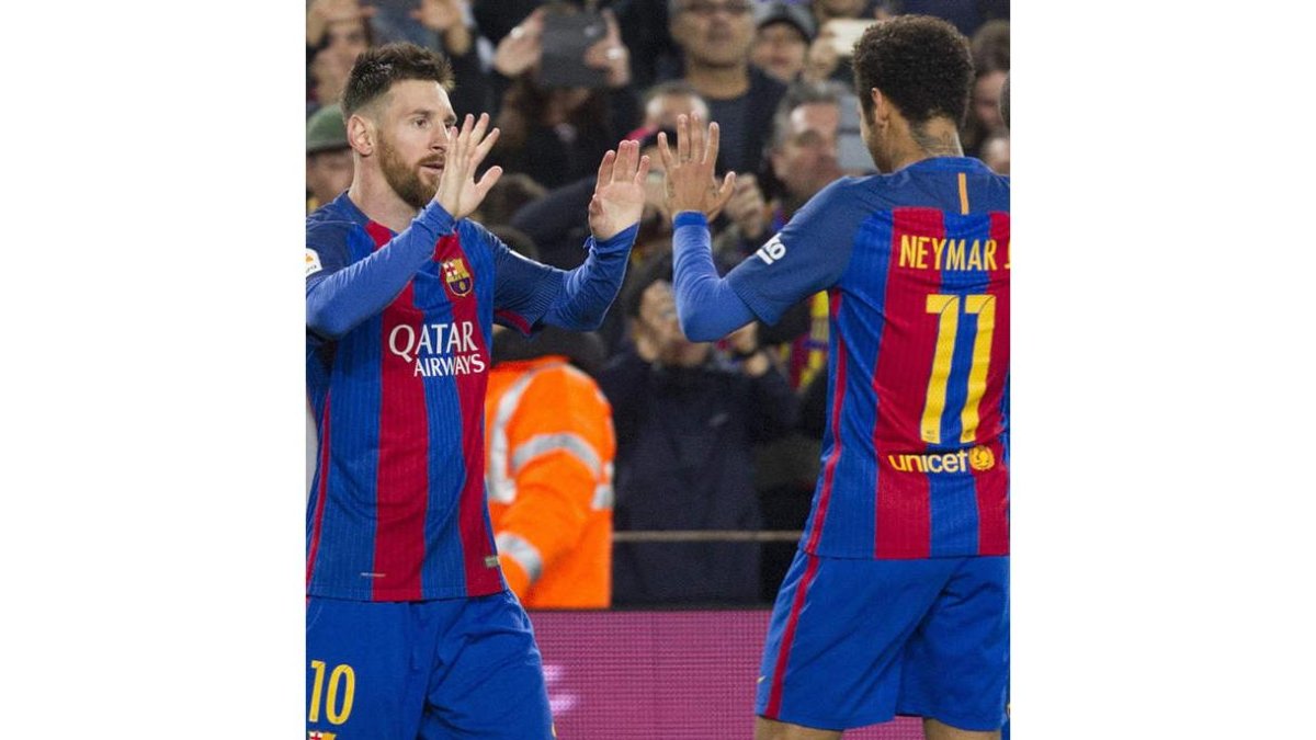 Messi y Neymar celebran el segundo gol del Barcelona ante el Valencia. MARTA PÉREZ