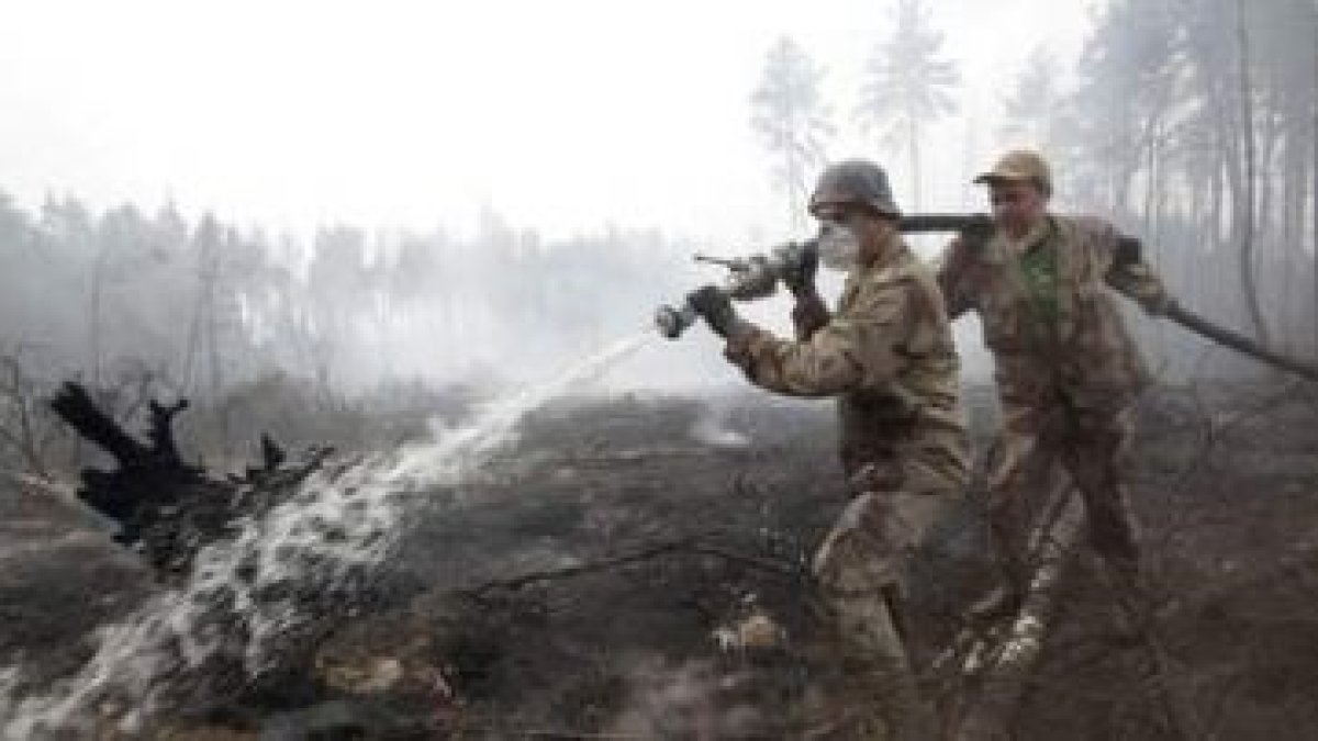 Bomberos y voluntarios tratan de extinguir el incendio en un bosque cercano a Moscú.