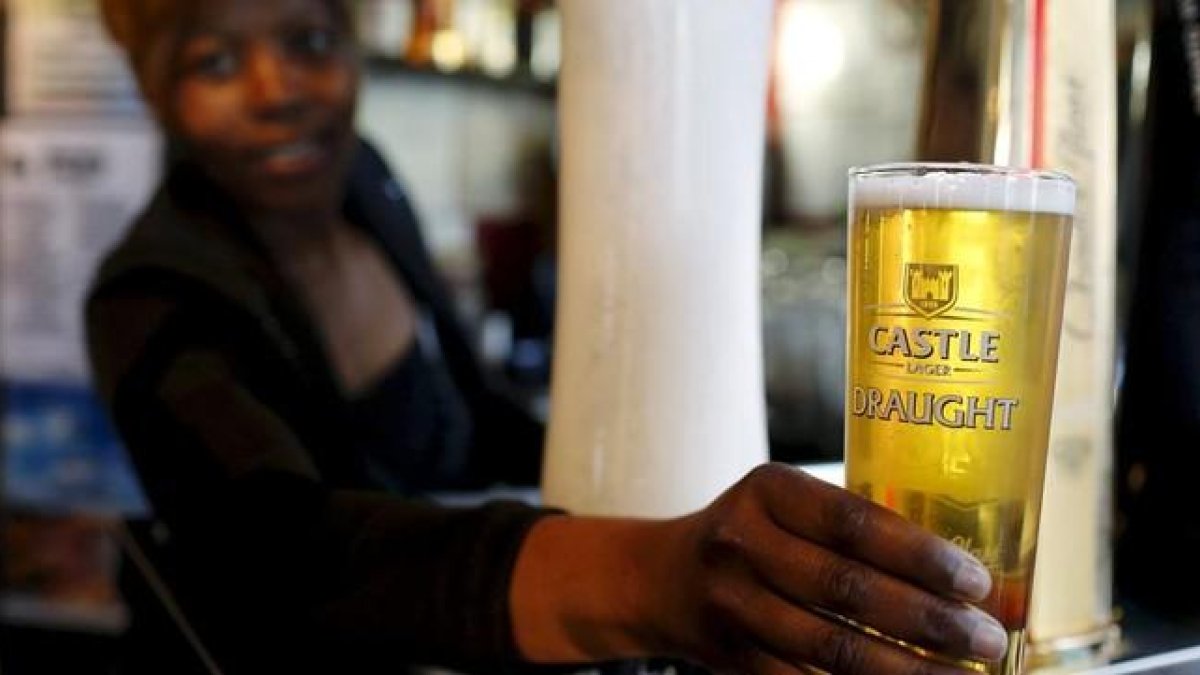 Un camarero sirve una cerveza producida por SABMiller, en Ciudad del Cabo.