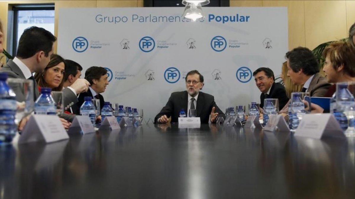 El líder del PP, Mariano Rajoy, en una reunión con la dirección del grupo parlamentario conservador en el Congreso.