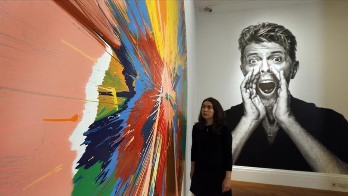 La puja de obras de  David Bowie, en la sala Sotheby's de Londres.