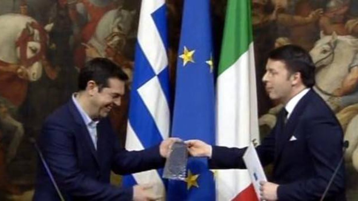 Matteo Renzi regalando una corbata a Alexis Tsipras este martes en Roma.
