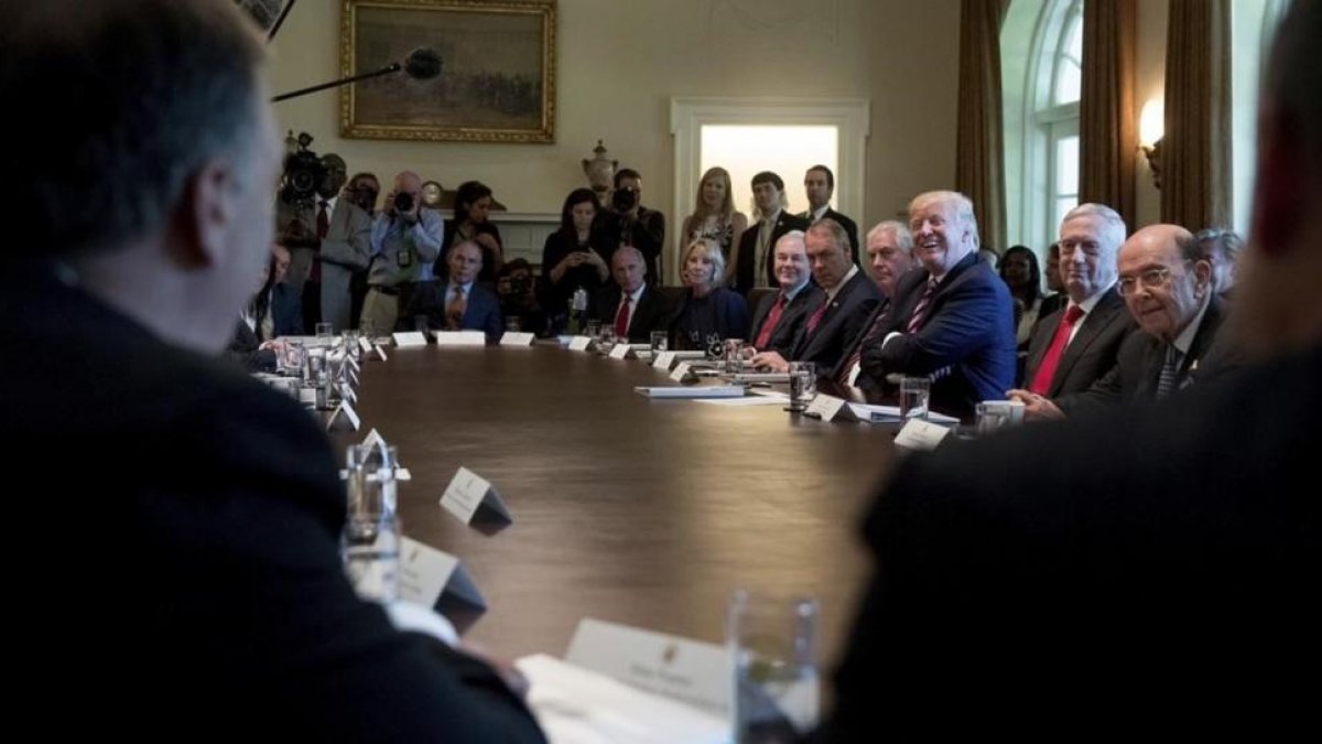 Trump ríe durante la primera reunión de su Gabinete al completo, en la Casa Blanca, el 12 de junio.