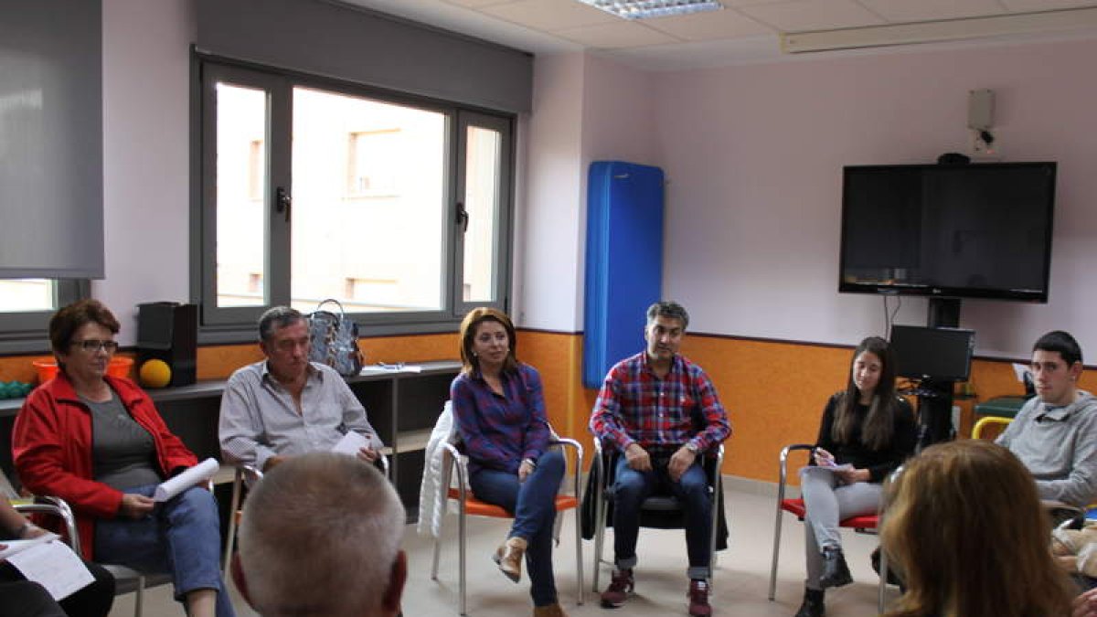 Cuidadores en un taller de terapia de grupo en la Asociación del Alzhéimer de León. DL