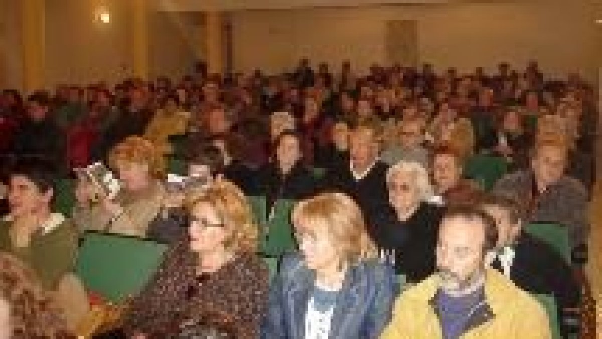 La semana cultural de la parroquia de Olleros logró abarrotar ayer el salón de actos municipal