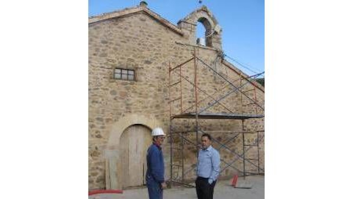 El director de obra y el alcalde de Cuadros, ante la ermita de San Blas