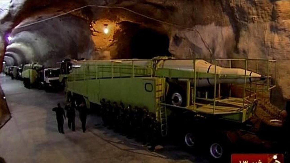 Imagen de la emisión televisiva que muestra un largo túnel, de unos 10 metros de alto, lleno de misiles.