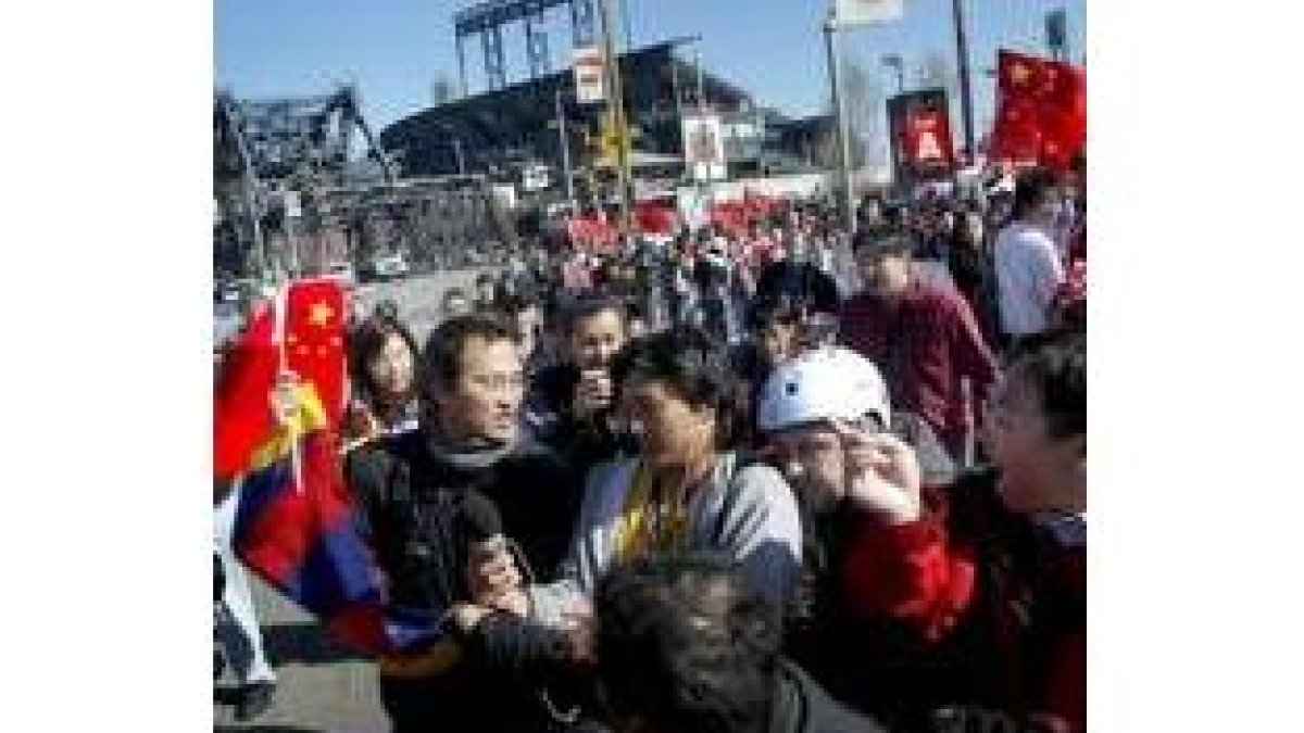 Manifestantes pro chinos y pro tibetanos se enfrentaron en la antesala