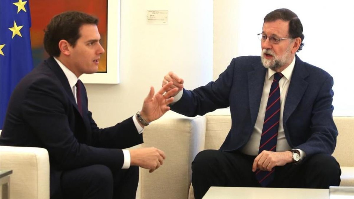 El presidente del Gobierno, Mariano Rajoy, reunido con Albert Rivera, esta mañana, en el Palacio de la Moncloa.