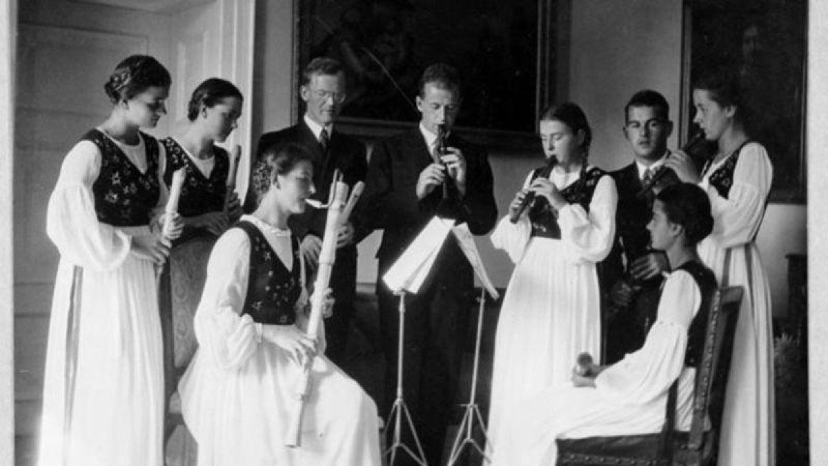 La familia Von Trapp, junto al capellán Franz Wasner, director del coro.