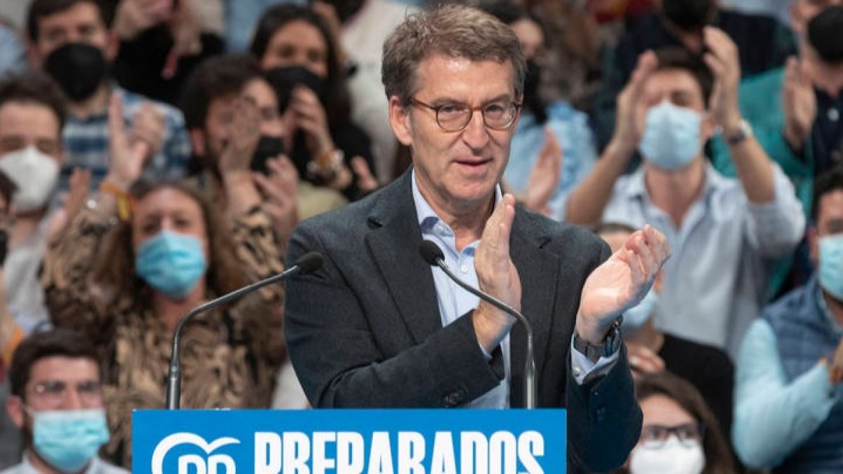 El precandidato a la presidencia nacional del PP, Alberto Núñez Feijóo, interviene en un mitin de campaña en Murcia. MARCIAL GUILLÉN