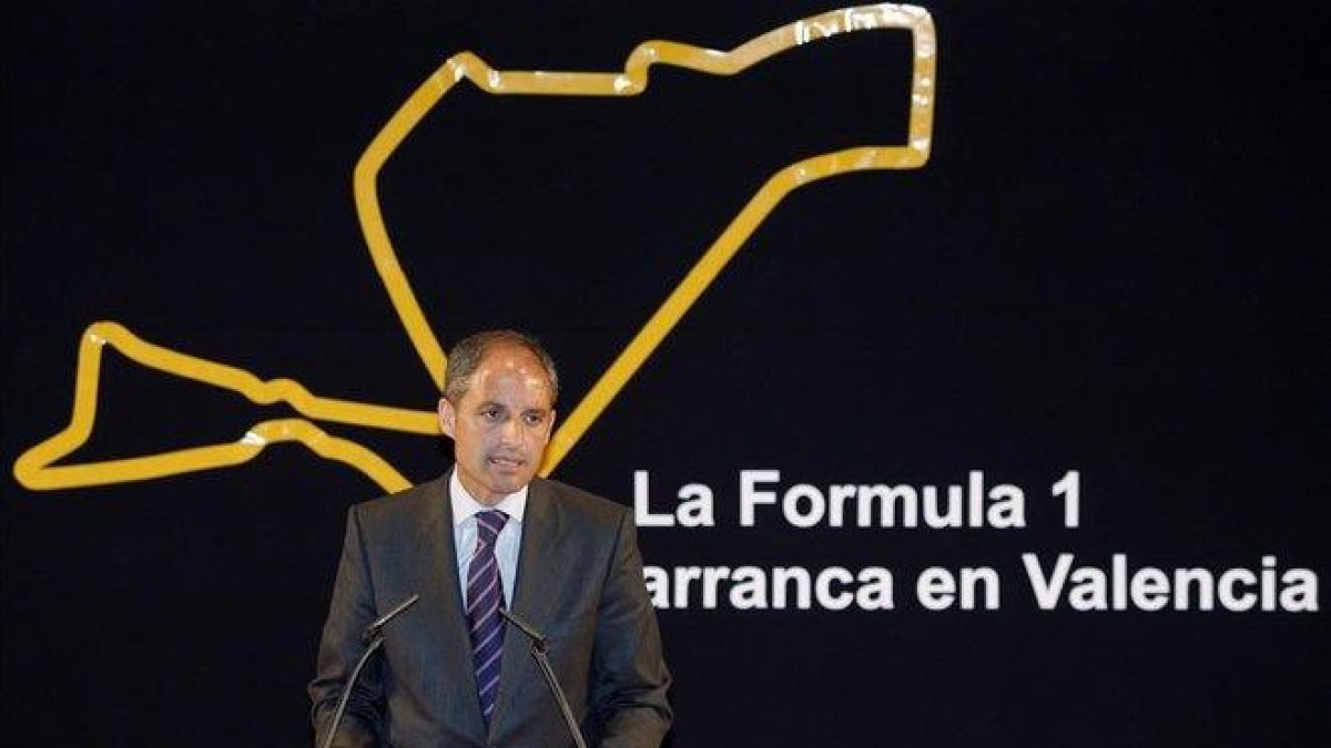 Francisco Camps, ante un diagrama del circuito de F-1 en Valencia.