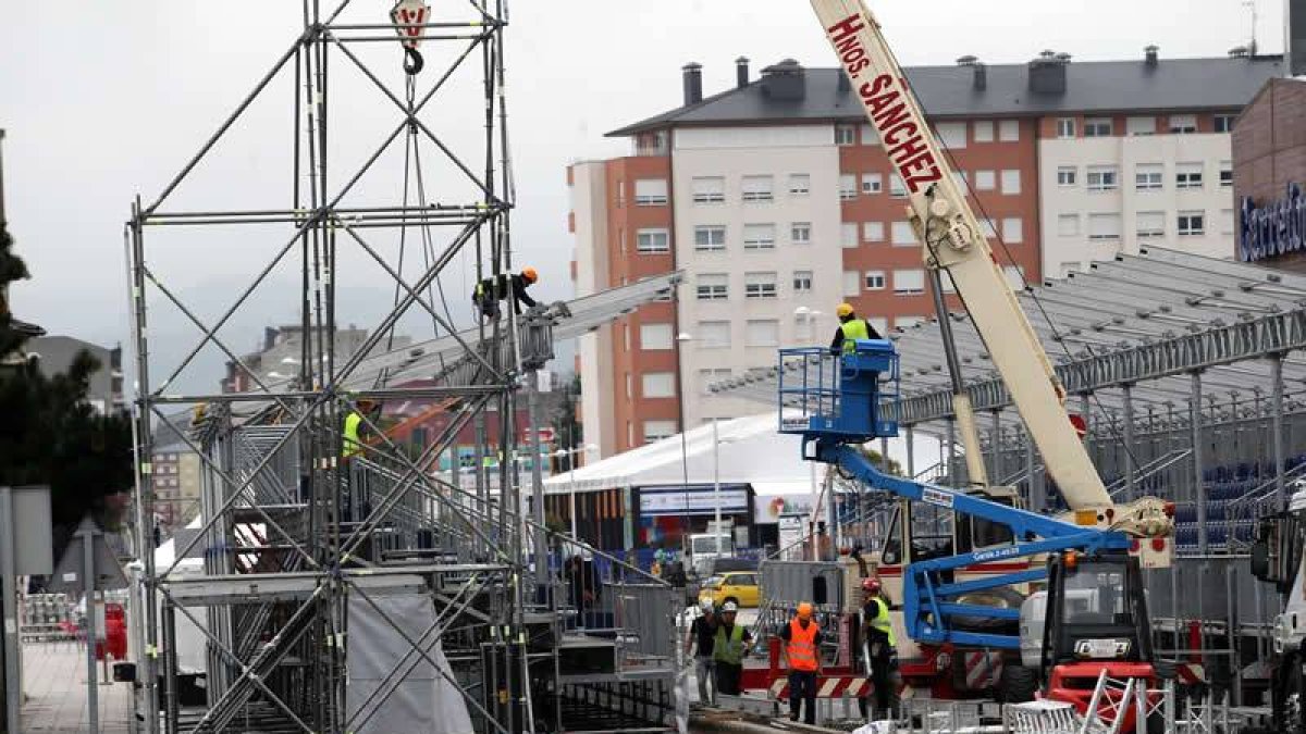 Tareas para desmontar la estructura de la línea de meta del Mundial de Ciclismo de Ponferrada.