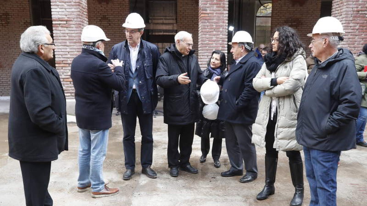 Autoridades y técnicos, en el patio del Museo de Semana Santa tras la firma del convenio. RAMIRO