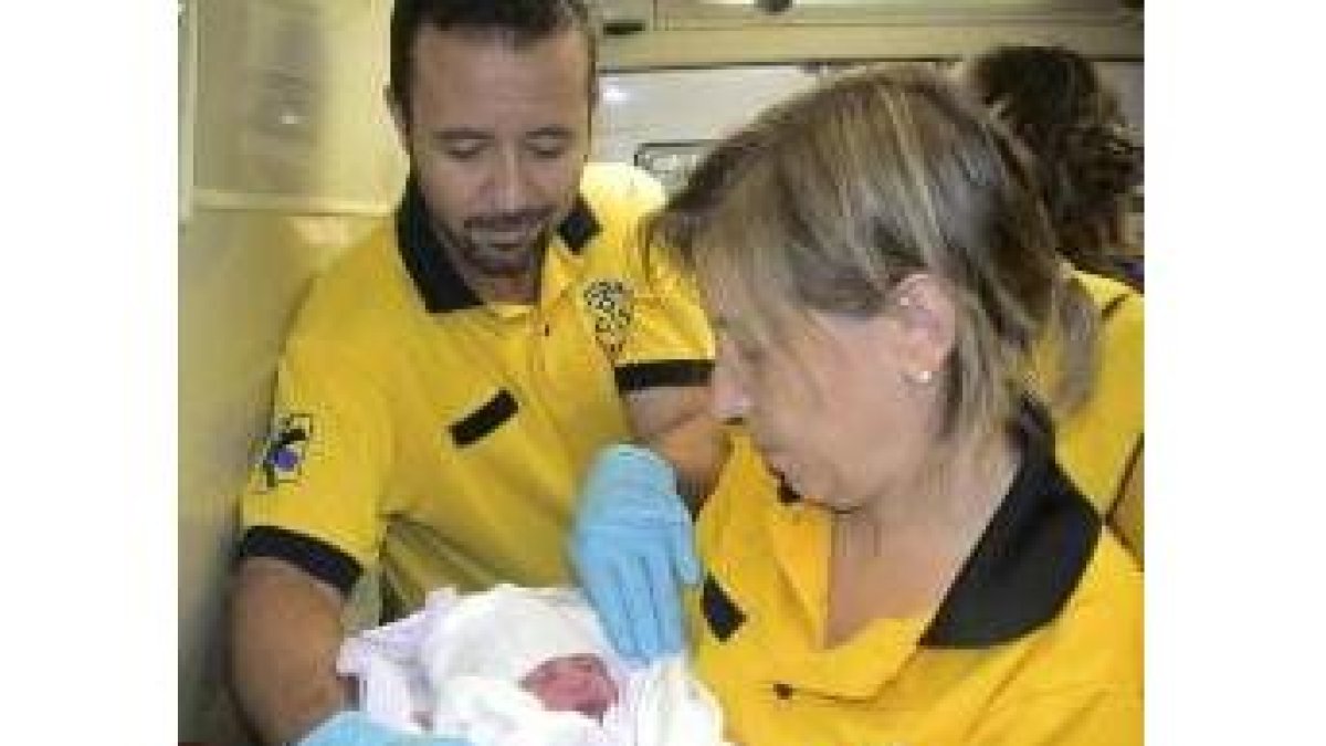 Efectivos del Samur atienden al bebé que nació a las tres de la madrugada en la glorieta de Atocha
