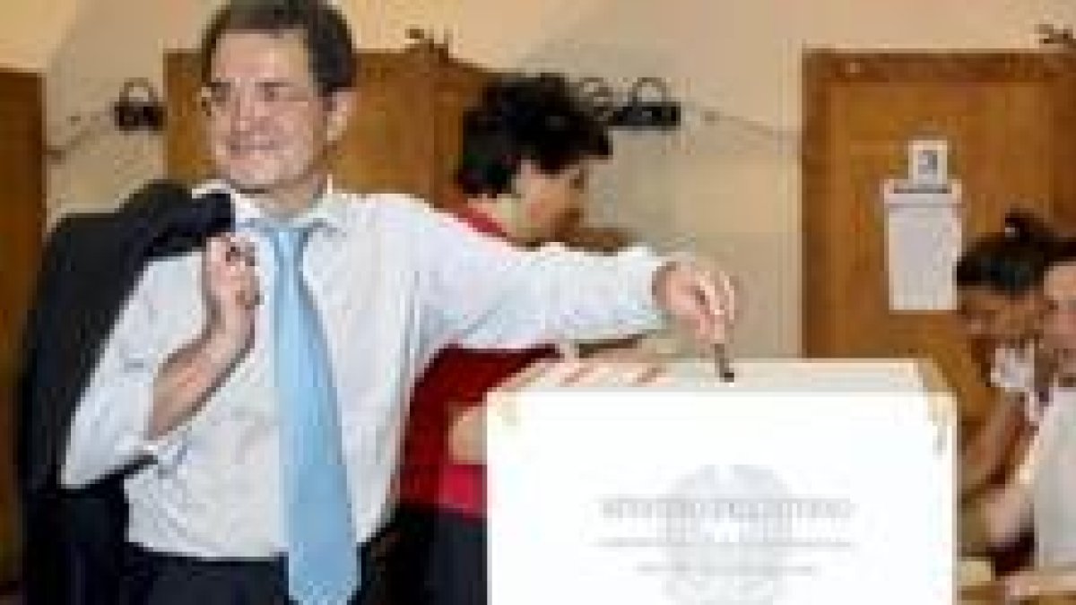 El primer ministro italiano Romano Prodi en las urnas