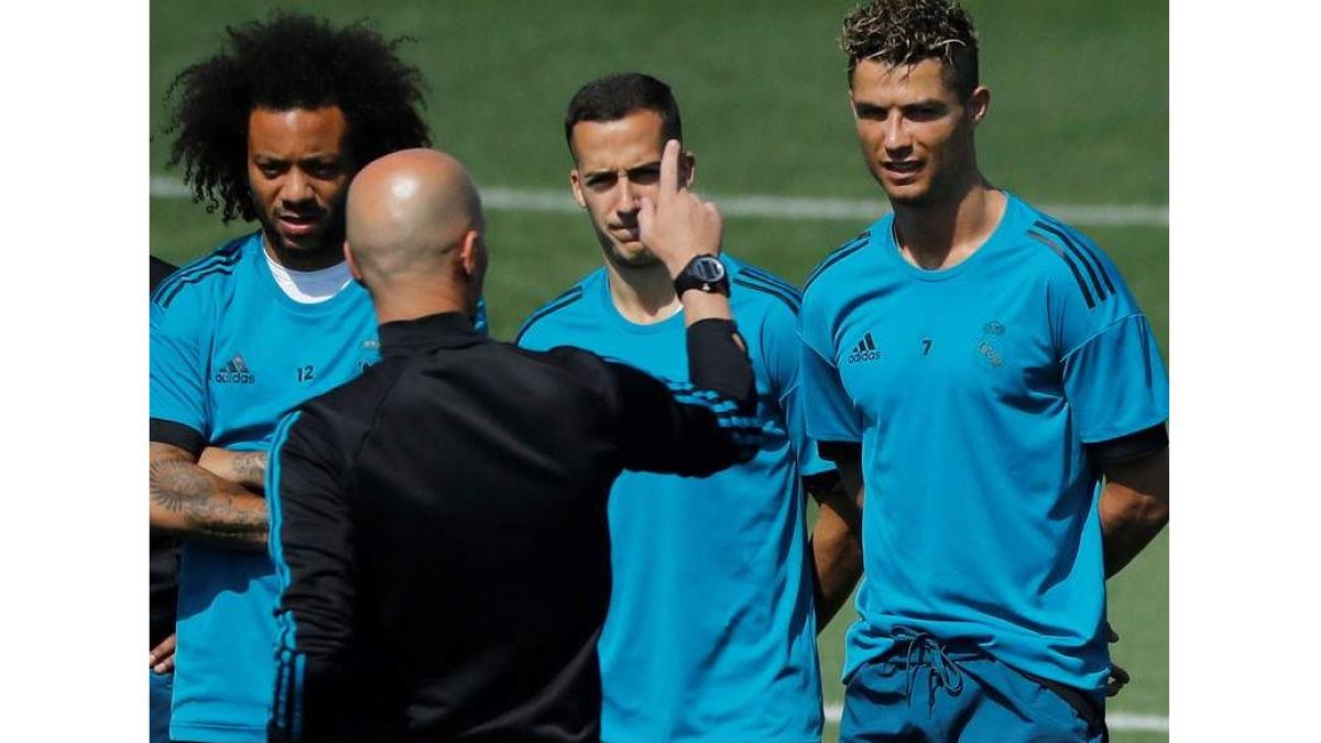 Zidane habla con Cristiano y Lucas Vázquez durante el último entrenamiento del Real Madrid. J. CARLOS