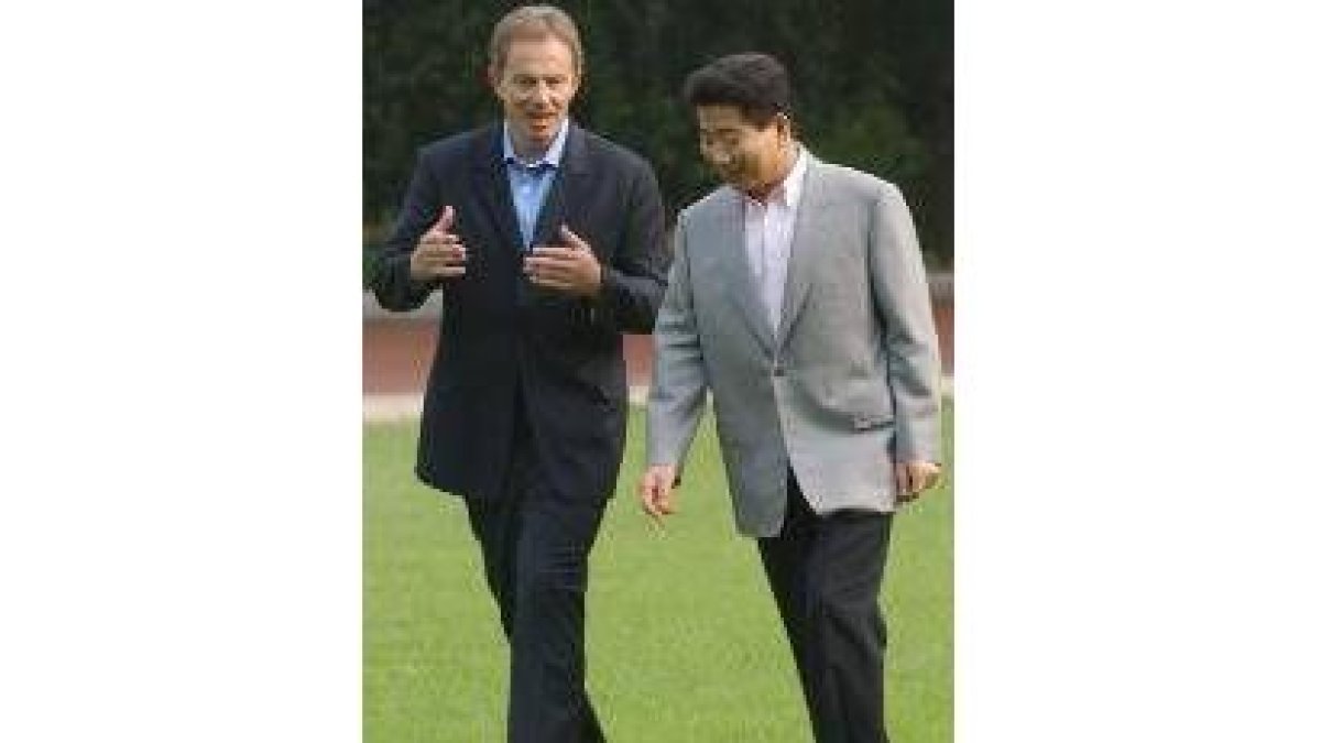 Tony Blair junto al presidente surcoreano Roh en su visita a Seul