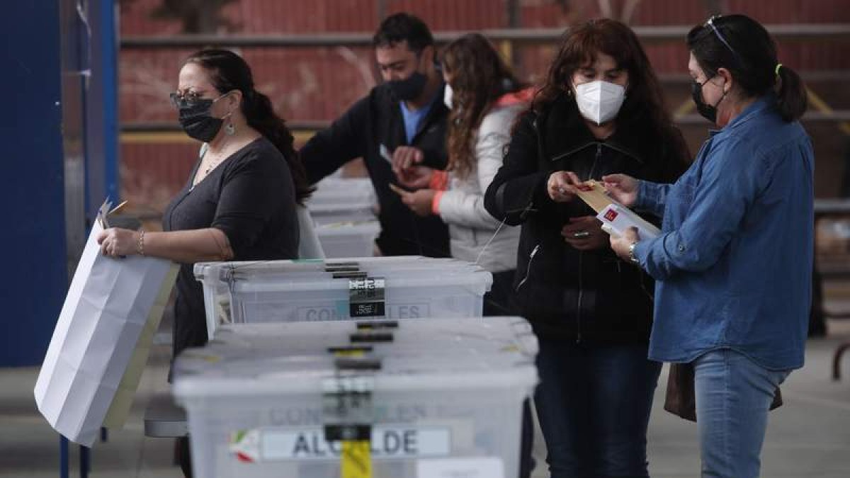 Los chilenos votaron a sus candidatos locales y constituyentes. ALBERTO VALDÉS