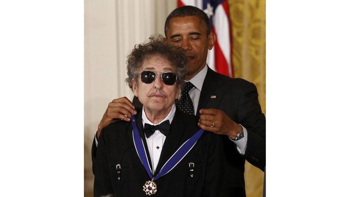 El presidente Obama junto al músico Bob Dylan, ayer, en la Casa Blanca.