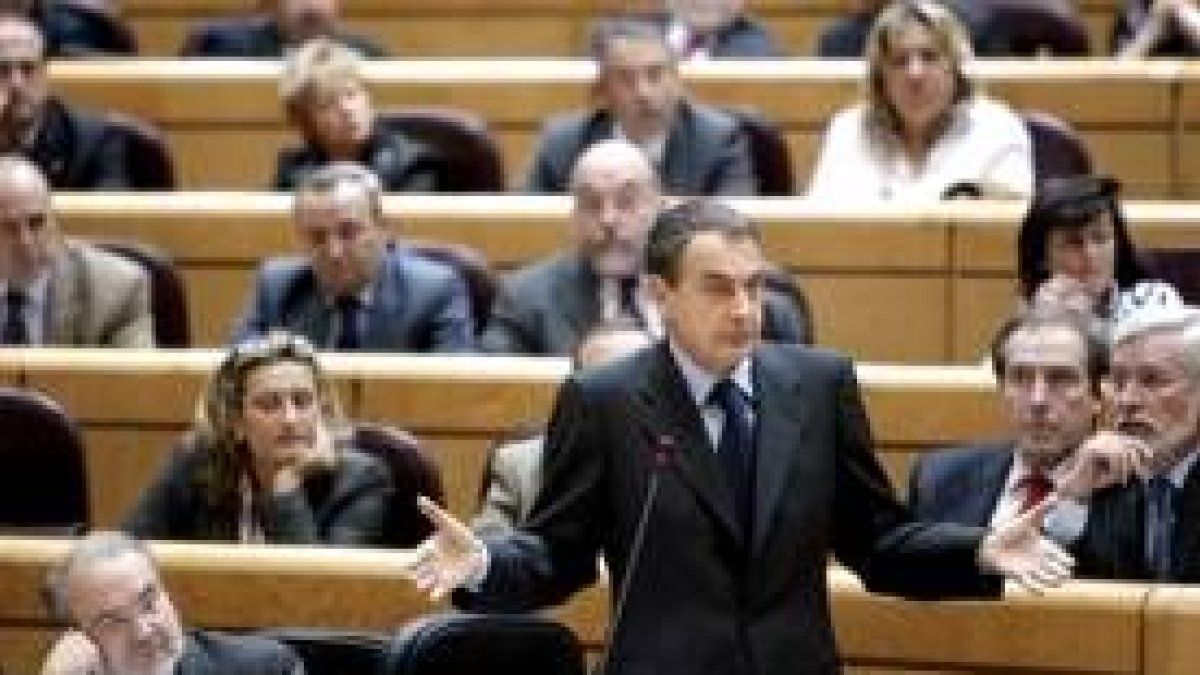 El ministro Solbes escucha al presidente Rodríguez Zapatero durante su intervención en el Senado