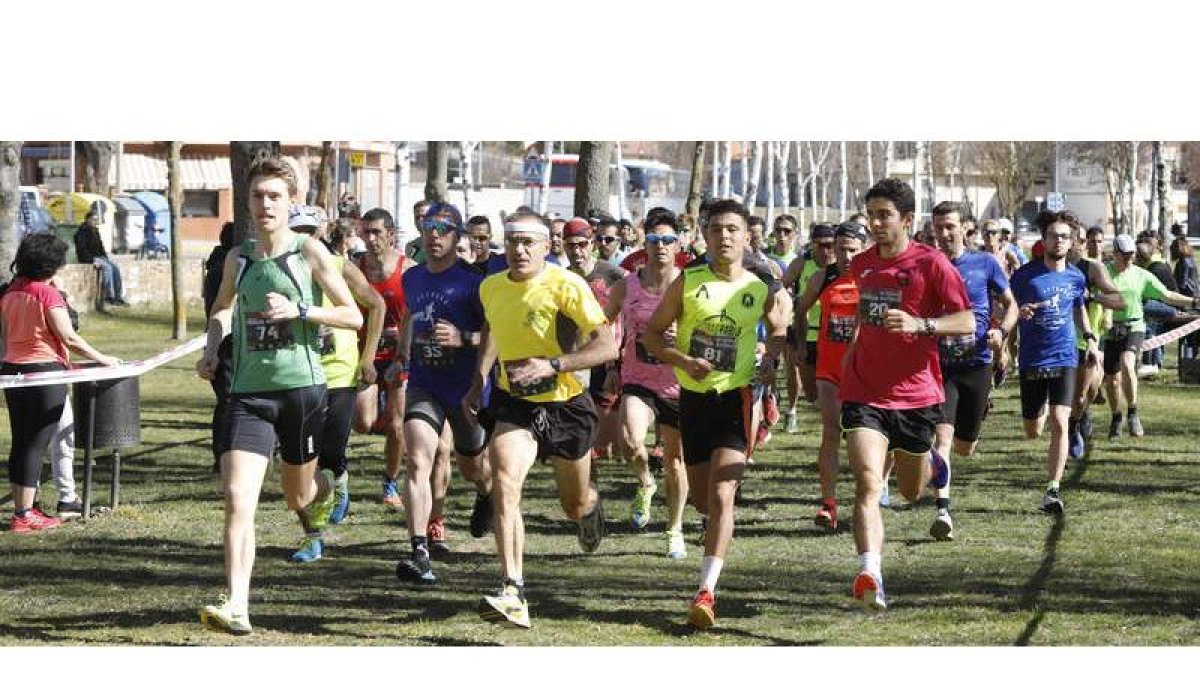 El parque de La Eragudina acogió la primera edición del Cross de Invierno de Astorga que coronó como campeones a Bader Tounsi y Leticia Prieto. MARCIANO PÉREZ