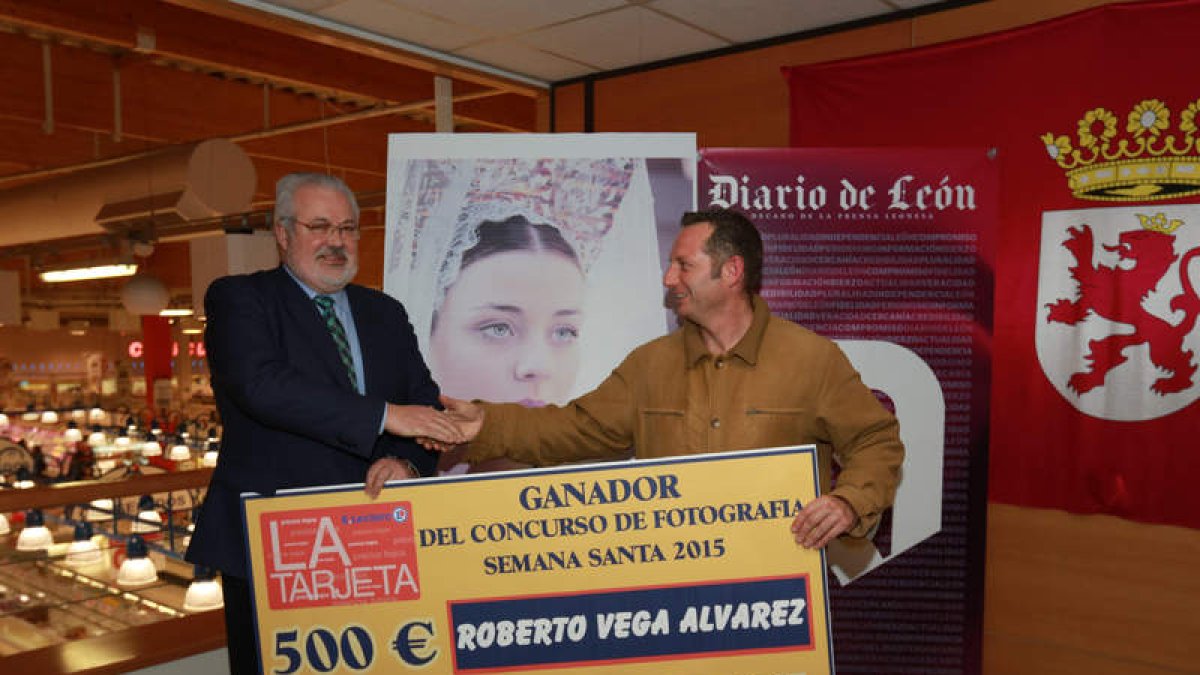Roberto Vega recoge su premio a la mejor foto de Semana Santa de Diario de León.