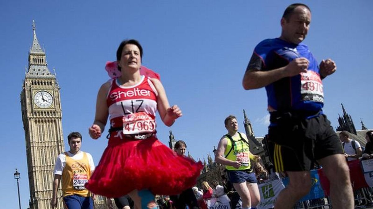 Participantes del maratón de Londres, tras su paso por el palacio de Westminster.