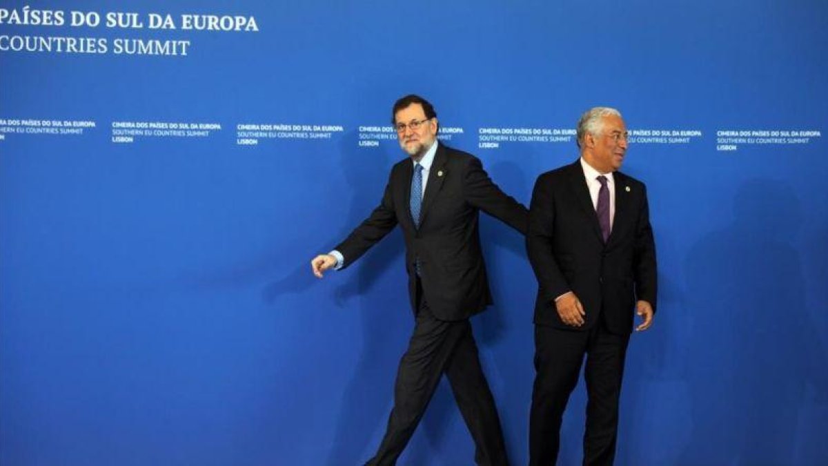 Mariano Rajoy es recibido por el primer ministro de Portugal, António Costa, a su llegada a la Cumbre de Jefes de Estado y de Gobierno de los Países del Sur de la Unión Europea que se celebra en Lisboa.