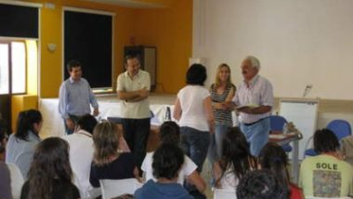 Un momento de la entrega de diplomas del curso.