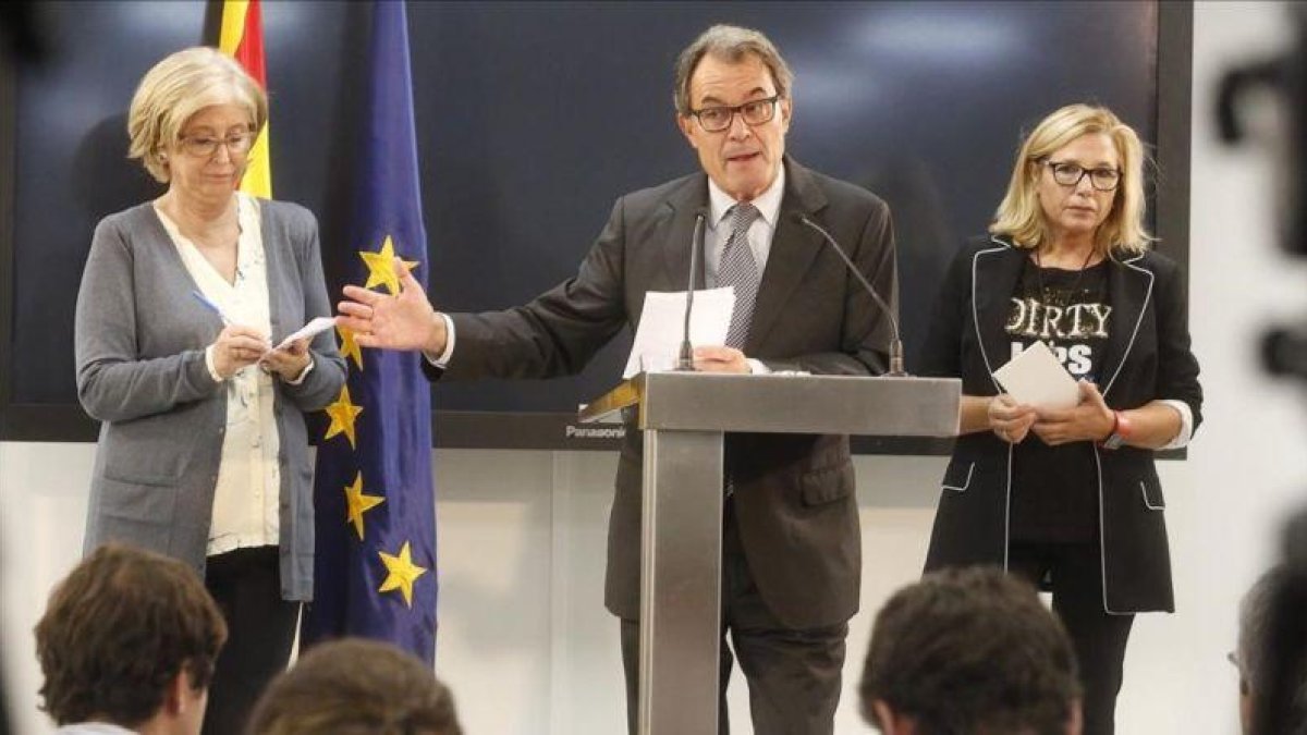 El expresidente de la Generalitat, Artur Mas, en rueda de prensa junto a la 'exconsellera' Irene Rigau (izquierda) y la exvicepresidenta Joana Ortega, este lunes, 3 de octubre.